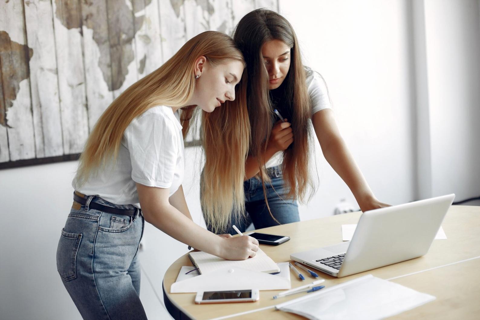 Estudiantes trabajando con casos reales de análisis de solvencia